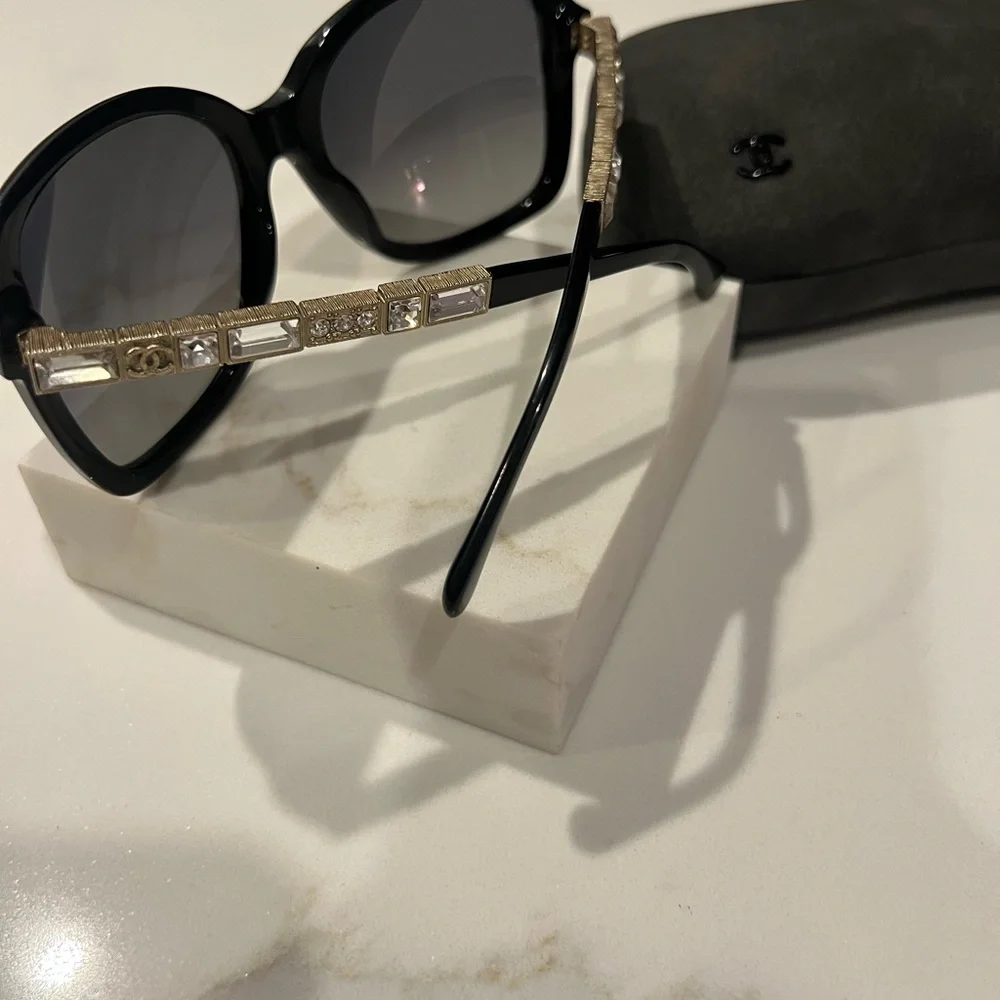 Stylish Black Sunglasses - Picture 2 of 10